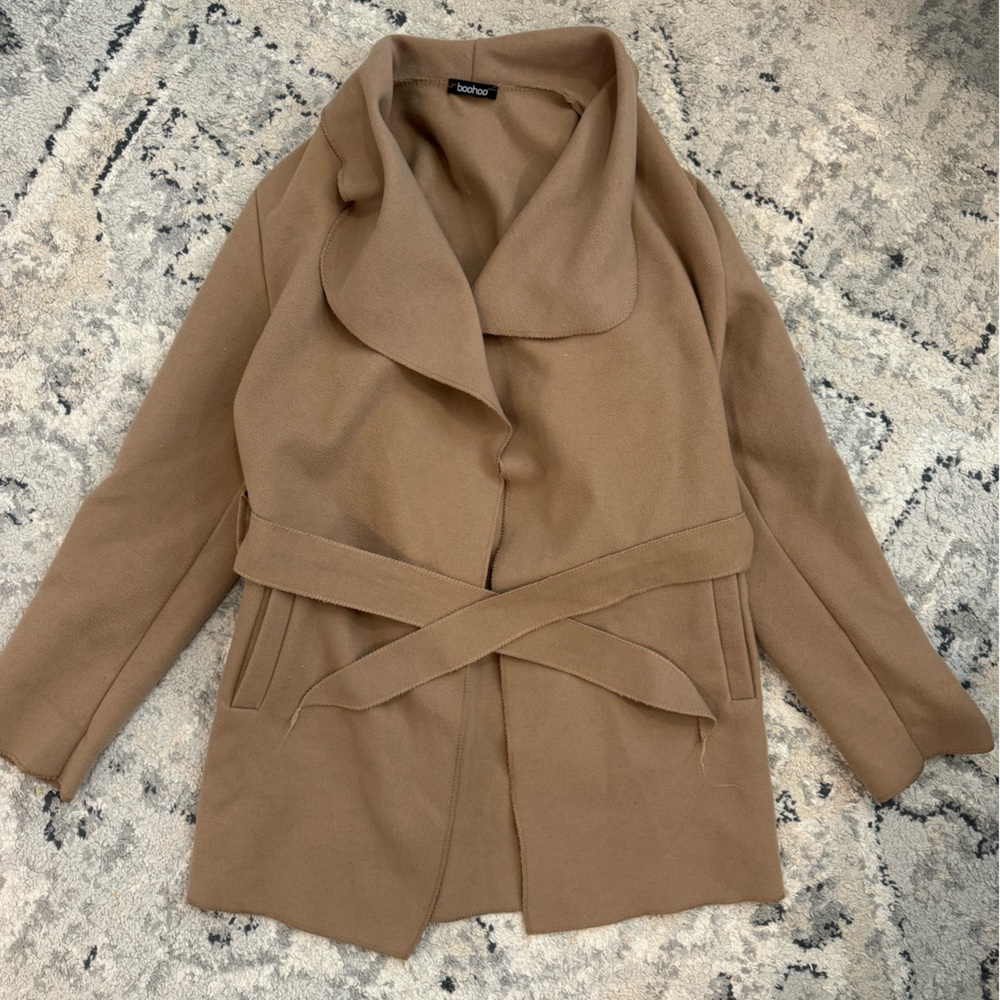 Coat with tie